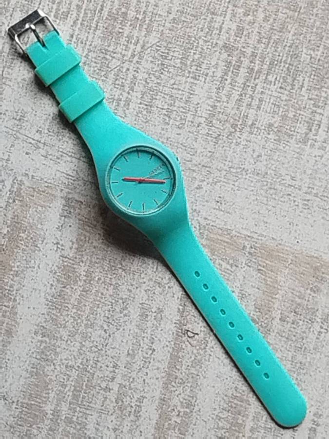 LADIES STUNNING GENEVA WATCH IN EXCELLENT WORKING CONDITION