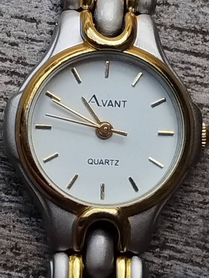 LADIES AVANT 2-TONE WATCH IN EXCELLENT WORKING CONDITION - UNUSED UNWORN STILL IN PACKAGING