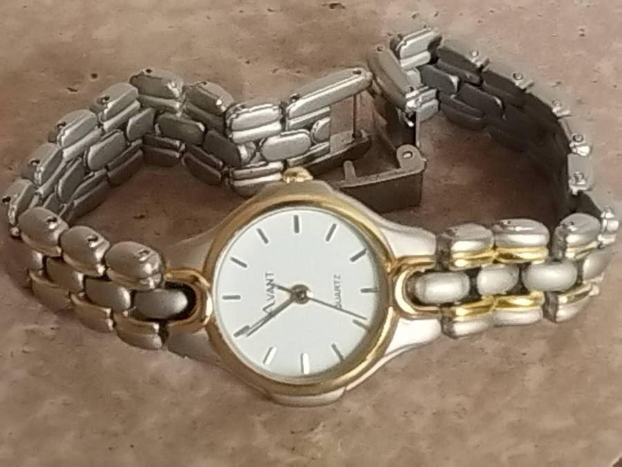 LADIES AVANT 2-TONE WATCH IN EXCELLENT WORKING CONDITION - UNUSED UNWORN STILL IN PACKAGING