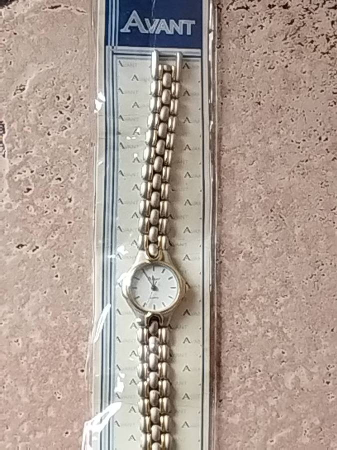 LADIES AVANT 2-TONE WATCH IN EXCELLENT WORKING CONDITION - UNUSED UNWORN STILL IN PACKAGING