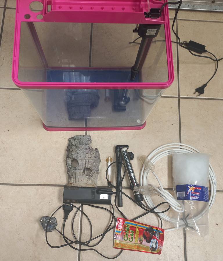 Aquarium / Fish tank with accessories.+`