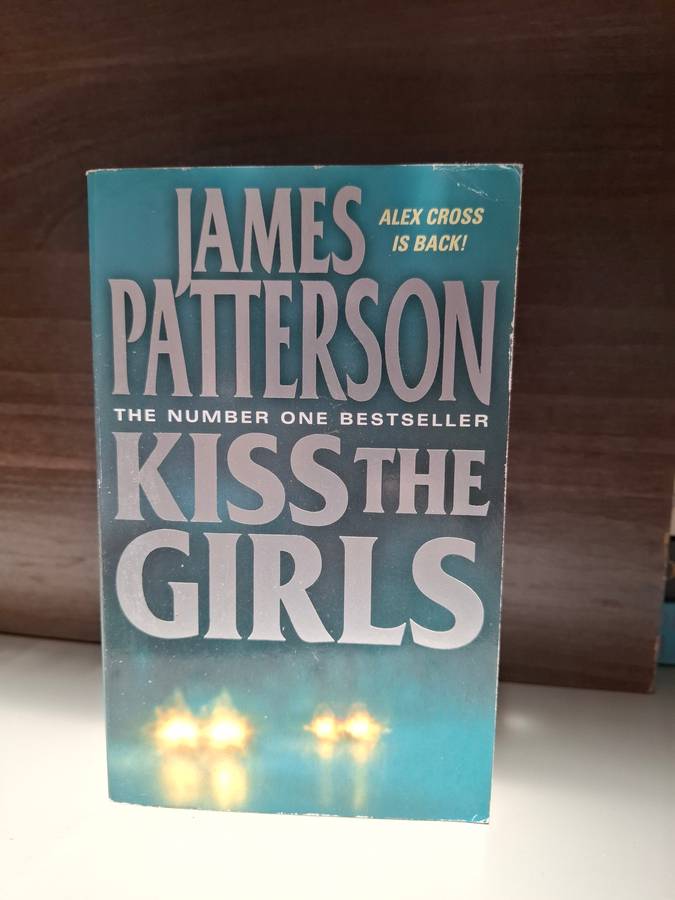 Kiss the Girls: James Patterson (Paperback)