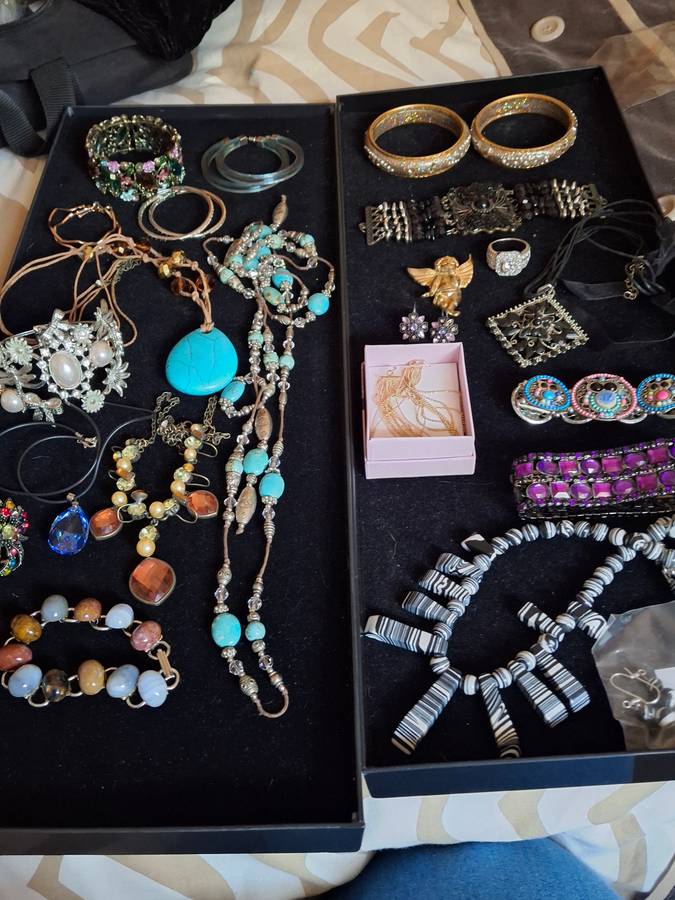 Assorted good quaitly costume jewerly