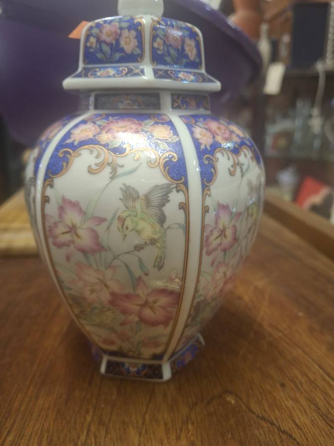 Small bird scene imari ginger jar