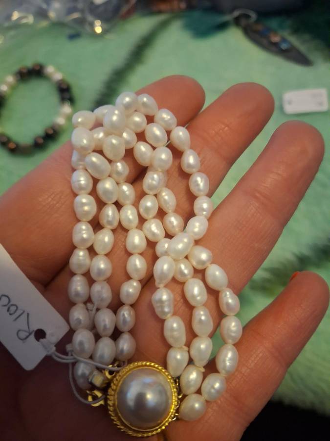Ladies pearl bangle