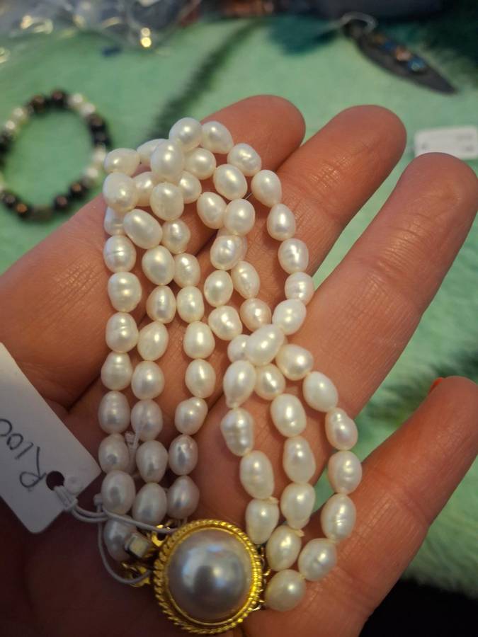 Ladies pearl bangle