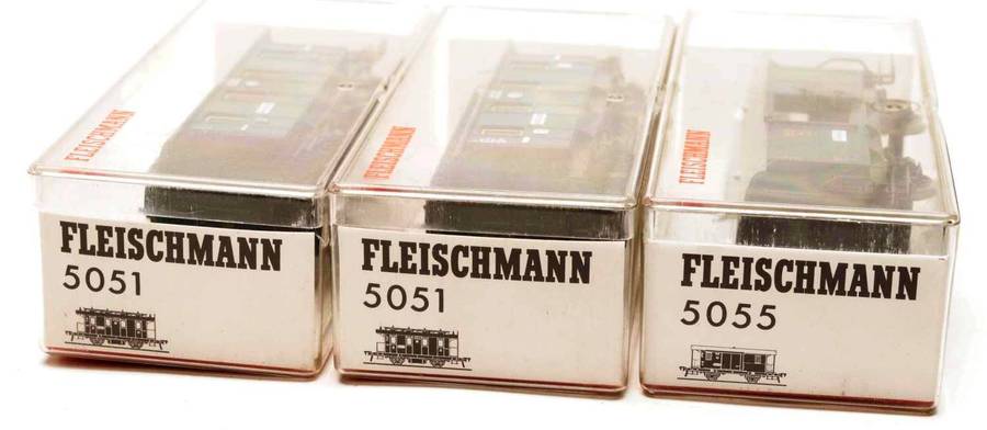 FLEISCHMANN: 2x DRG 3RD CLASS PASSENGER & 1x BAGGAGE COACH (HO)