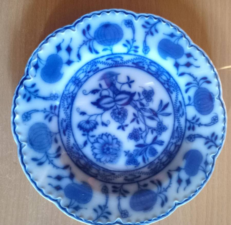 Johnson bros flow blue Holland plate