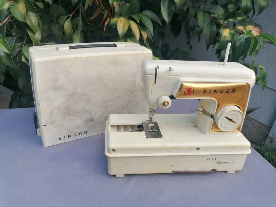 1960S LITTLE GOLDEN PANORAMIC SEWING MACHINE