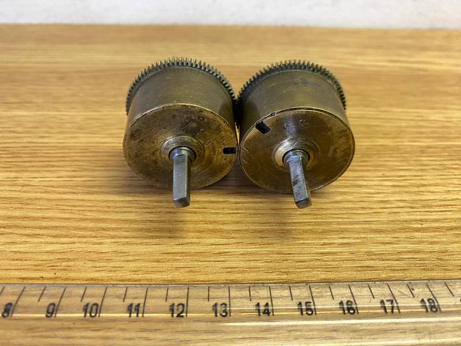 Clock mainspring barrels with springs