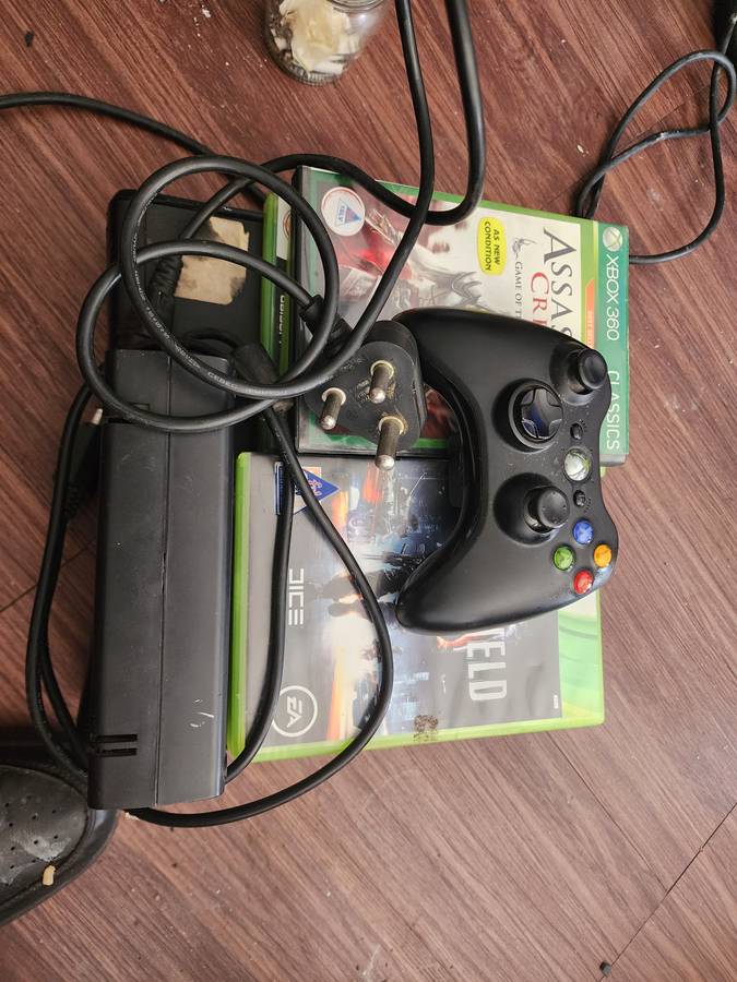 Xbox 360 with wireless control, power pack and 6 games