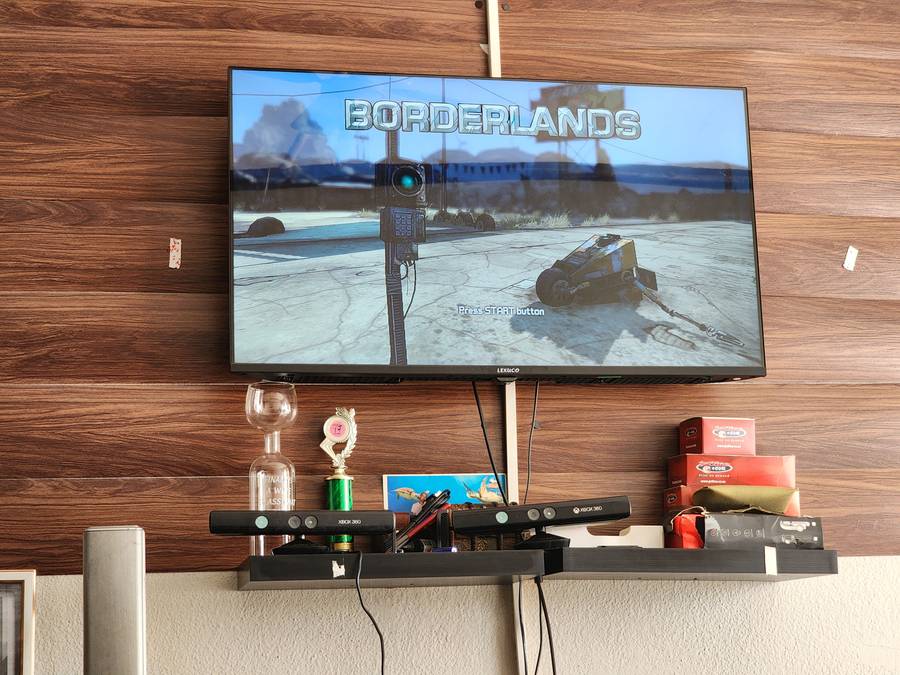 Xbox 360 with wireless control, power pack and 6 games