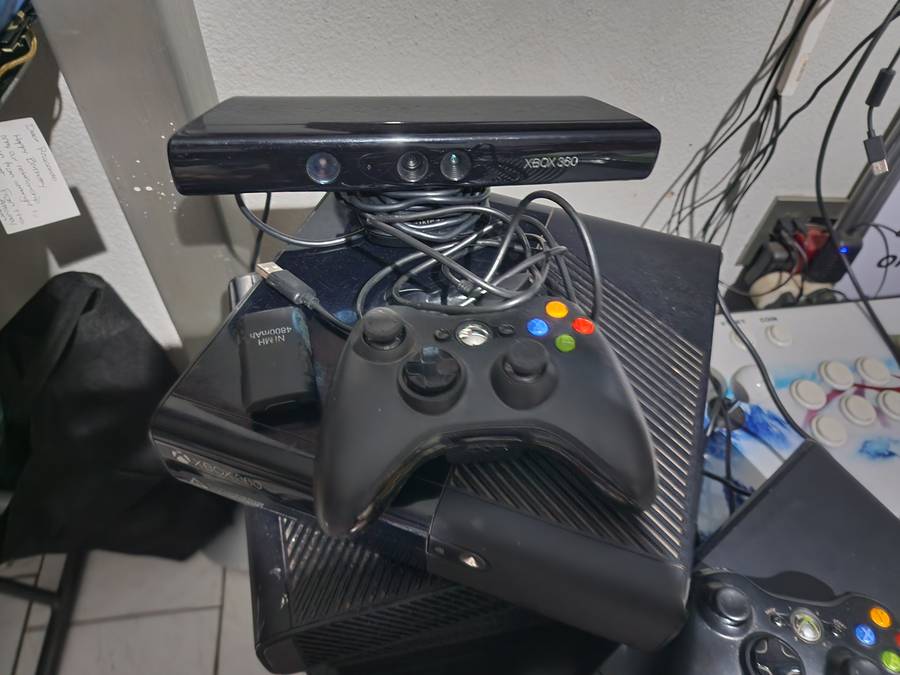 Xbox 360 Elite 500gb with kinect sensor, wireless control, rechargeable battery & cable plus 2 games