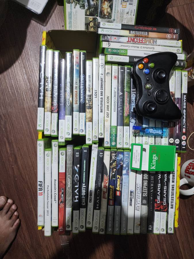 Xbox 360 Elite 500gb with kinect sensor, wireless control, rechargeable battery & cable plus 2 games