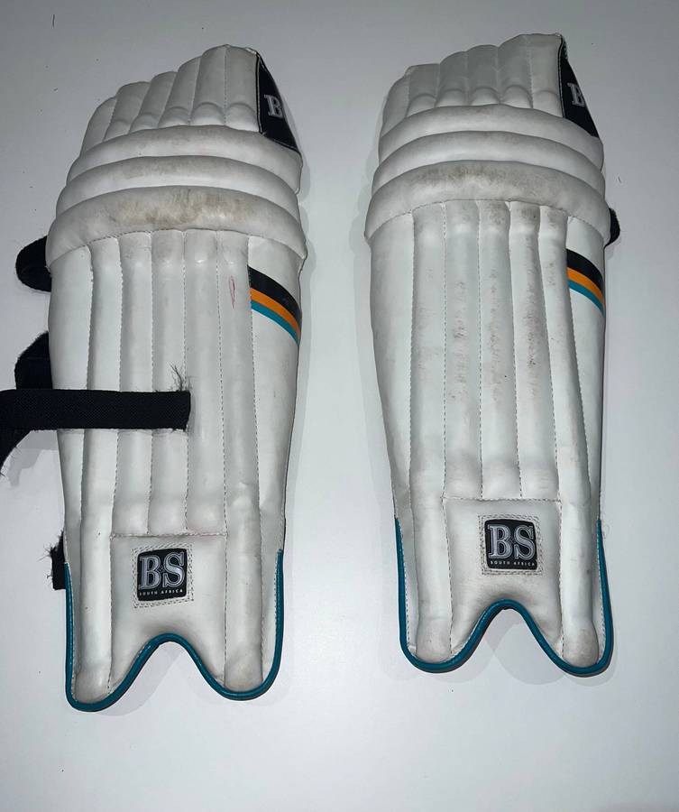 B&S volcano cricket batting pads - Small - boy
