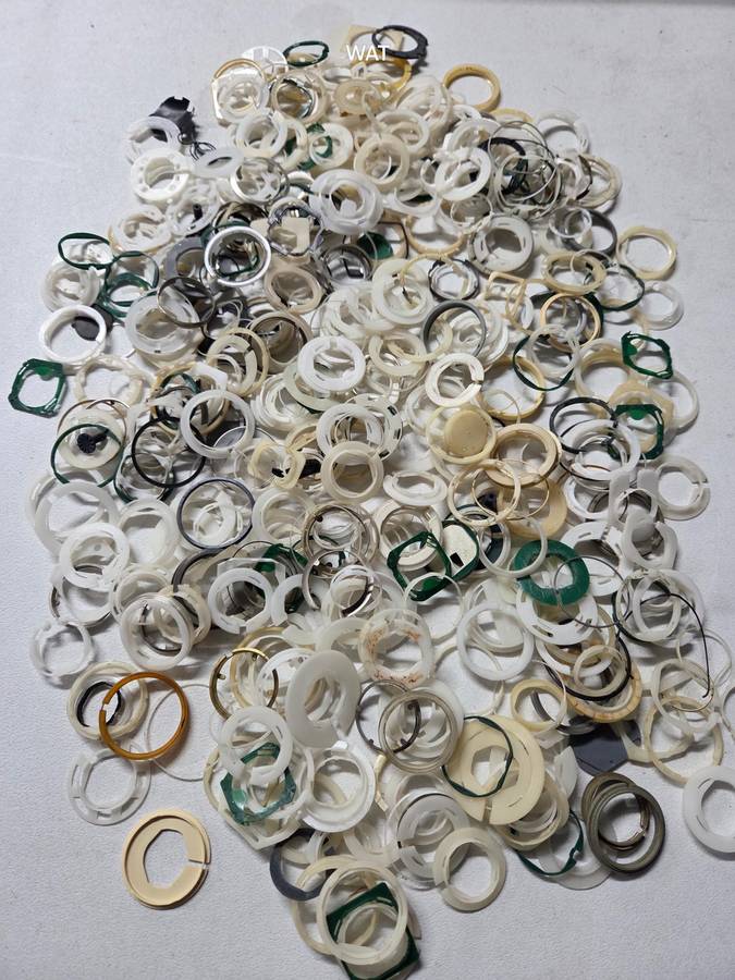 Plastic movement rings