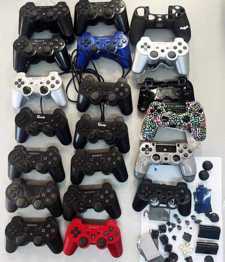 15+ Lot of playstation 3 and 4 controllers