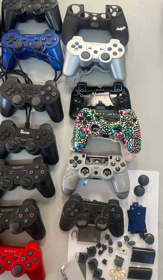 15+ Lot of playstation 3 and 4 controllers