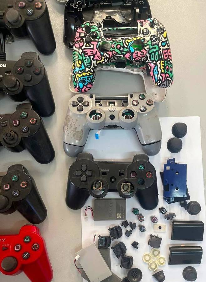 15+ Lot of playstation 3 and 4 controllers