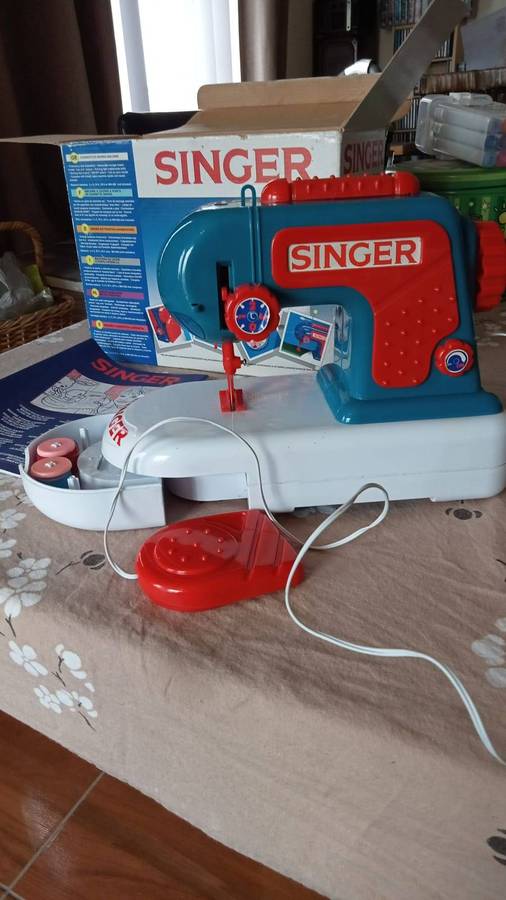 Vintage SINGER Toy Chainstitch Sewing Machine (Working with original box)