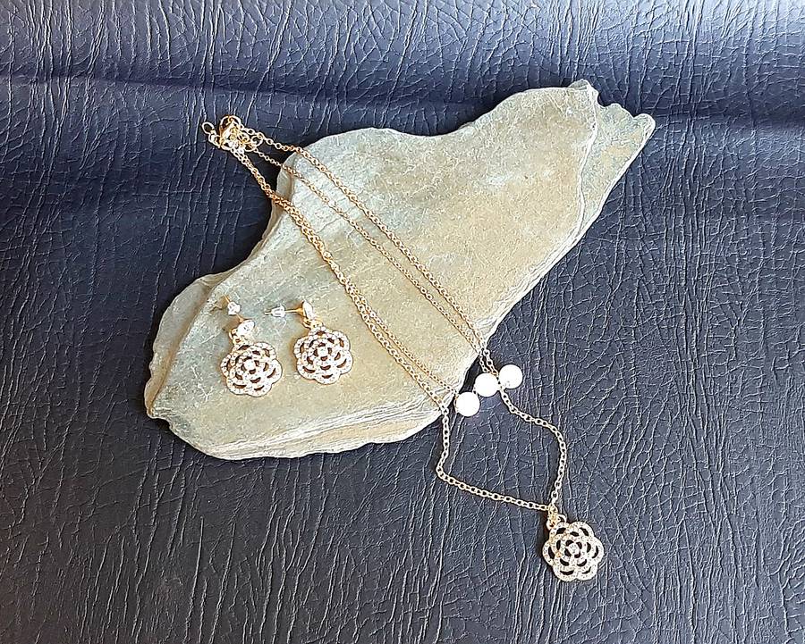 ELEGANT FLOWER-THEMED JEWELLERY SET - ACRYLIC PEARLS & DIAMANTE ACCENTS