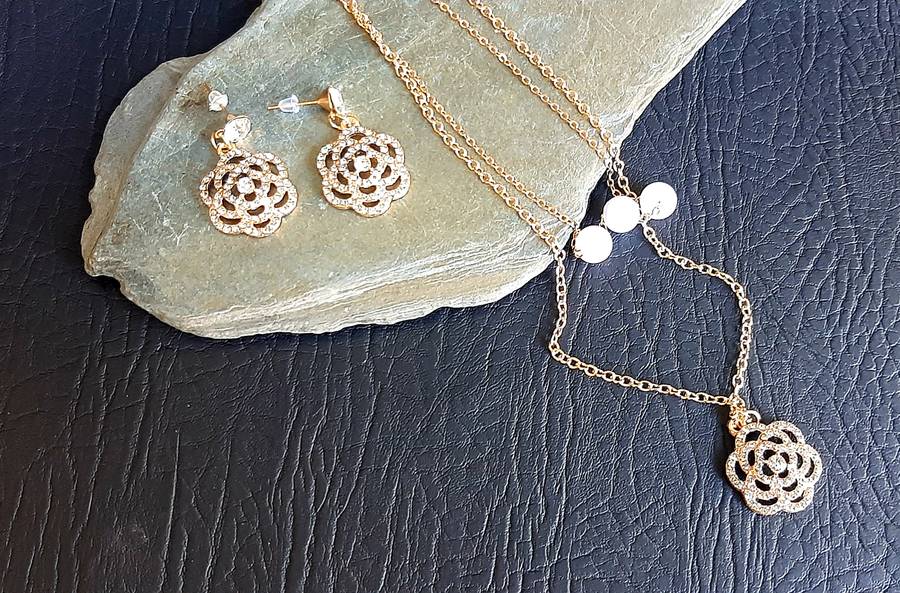 ELEGANT FLOWER-THEMED JEWELLERY SET - ACRYLIC PEARLS & DIAMANTE ACCENTS