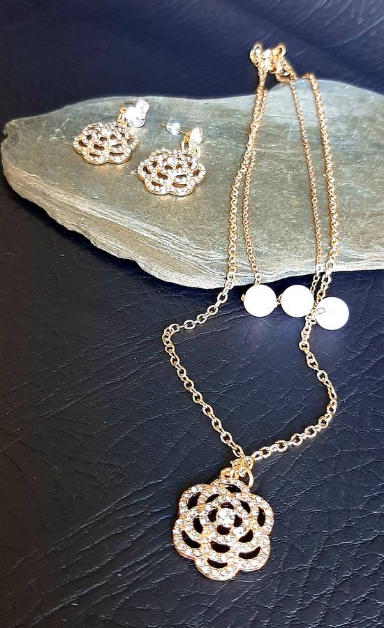 ELEGANT FLOWER-THEMED JEWELLERY SET - ACRYLIC PEARLS & DIAMANTE ACCENTS
