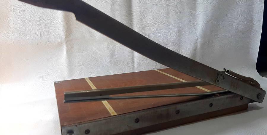 VINTAGE LION PAPER CUTTER - FULLY FUNCTIONAL & COLLECTIBLE