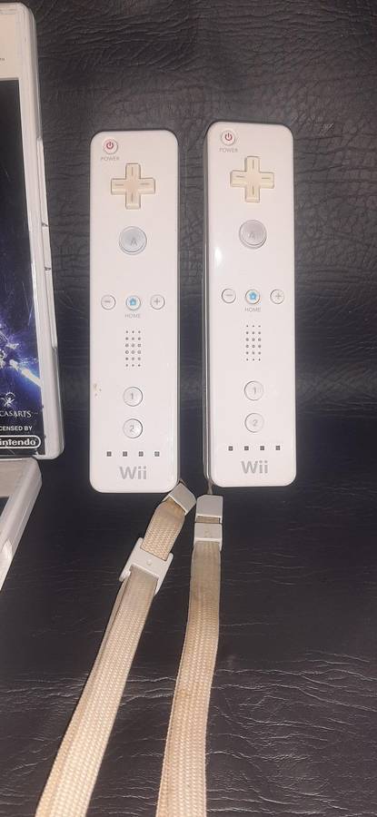 NINTENDO Wii CONSOLE (WHITE) - COMPLETE SET WITH ACCESSORIES & GAMES