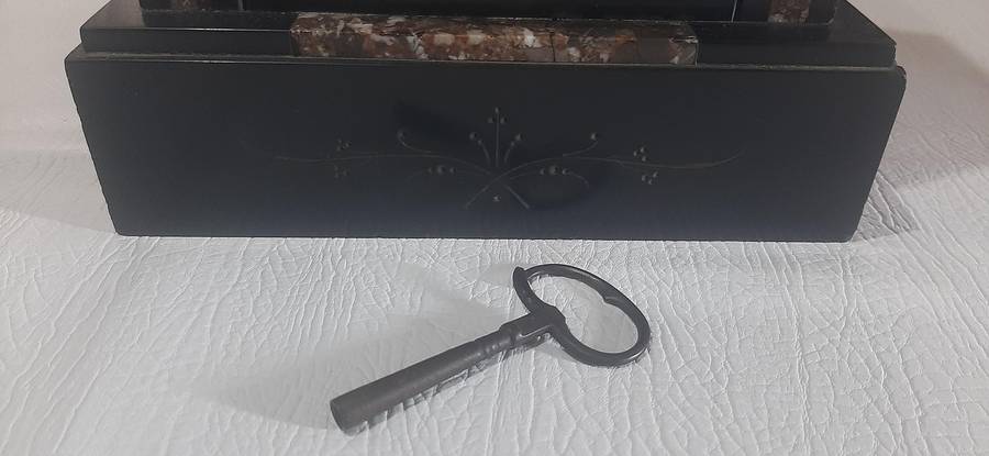 VICTORIAN SLATE MANTEL CLOCK - A TIMELESS TREASURE FROM THE 19th CENTURY