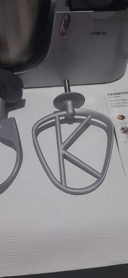 KENWOOD CHEF XL - LIKE NEW!  PREMIUM KITCHEN POWERHOUSE WITH GLASS BLENDER ATTACHMENT!