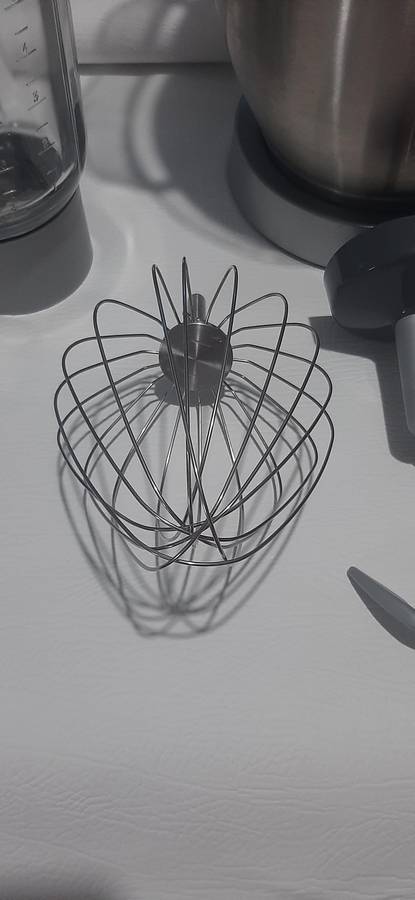 KENWOOD CHEF XL - LIKE NEW!  PREMIUM KITCHEN POWERHOUSE WITH GLASS BLENDER ATTACHMENT!