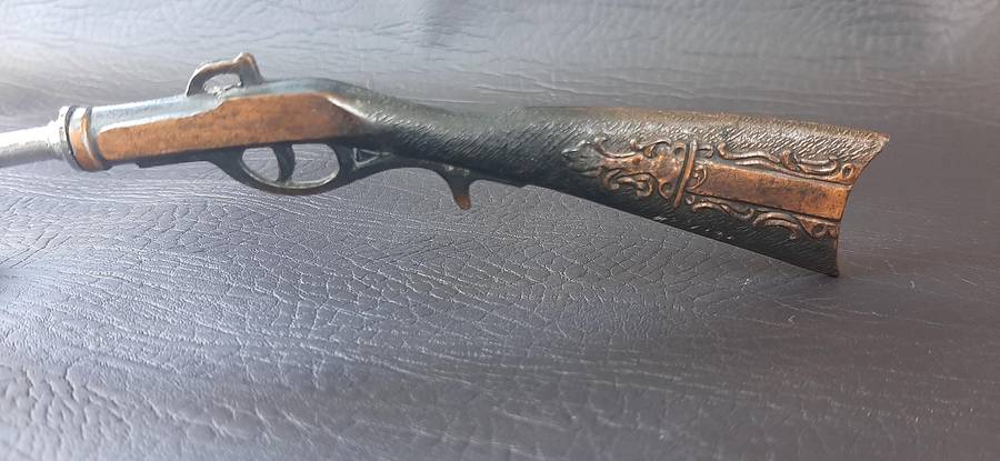 SHOTS FIRED  VINTAGE RIFLE TOT MEASURE (22 CM)