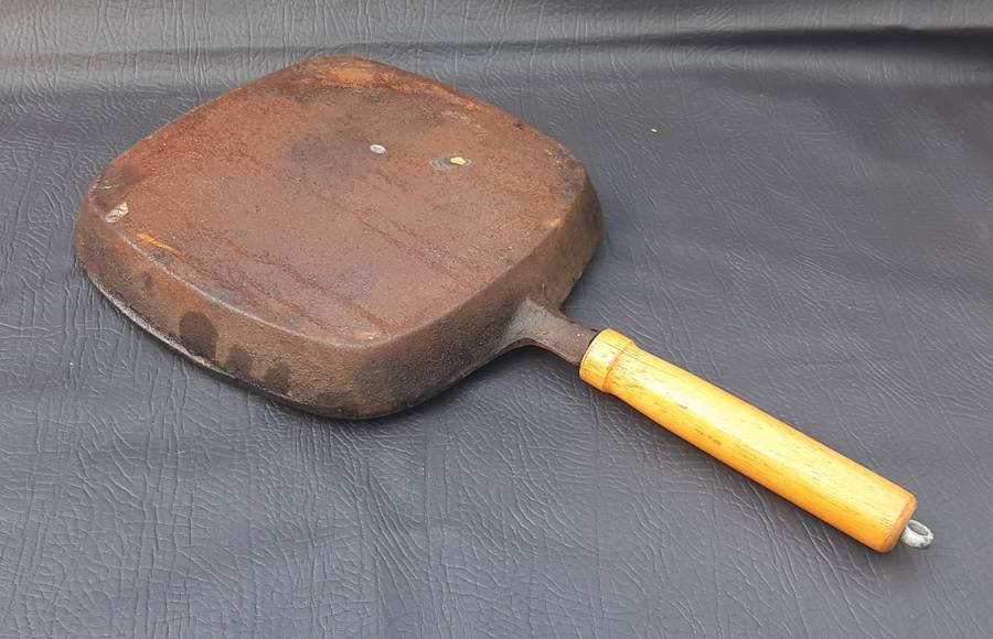 SECOND-HAND COOKWARE DUO  CAST IRON GRILL & DOUBLE-SIDED PAN