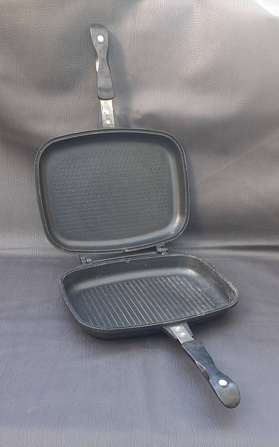 SECOND-HAND COOKWARE DUO  CAST IRON GRILL & DOUBLE-SIDED PAN