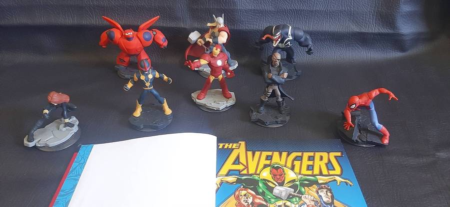 AVENGERS BUNDLE  DISNEY INFINITY 2.0 MARVEL FIGURES + COLLECTORS BOOK