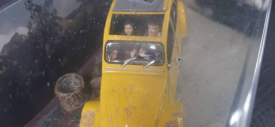 CITROËN 2CV  FOR YOUR EYES ONLY JAMES BOND COLLECTORS DIORAMA
