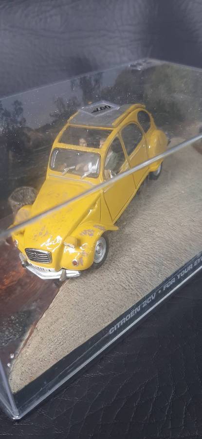 CITROËN 2CV  FOR YOUR EYES ONLY JAMES BOND COLLECTORS DIORAMA