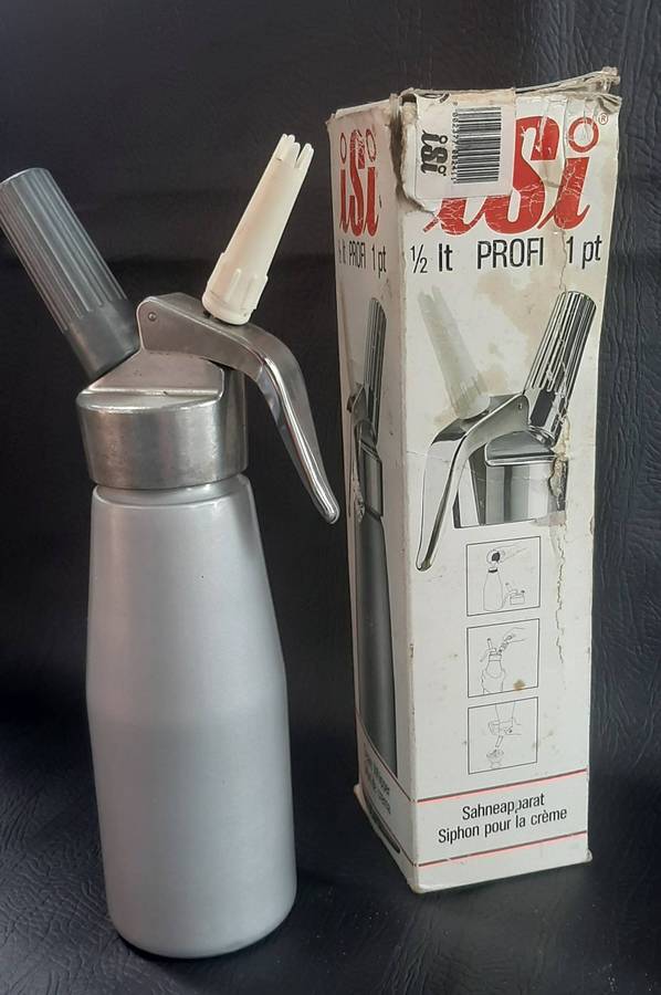 ISI WHIPPED CREAM DISPENSER  PROFESSIONAL GRADE, RETAILS FOR R3000