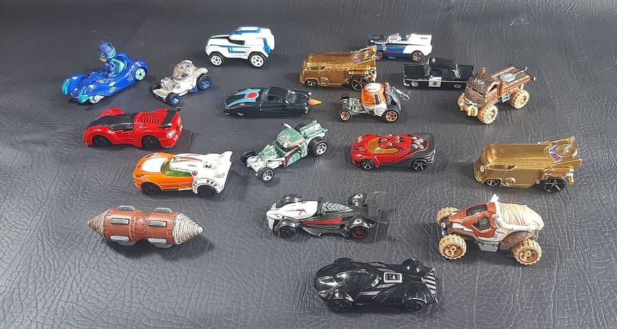 HOT WHEELS COLLECTORS LOT  18 VEHICLES OF SPEED, STYLE & FANTASY