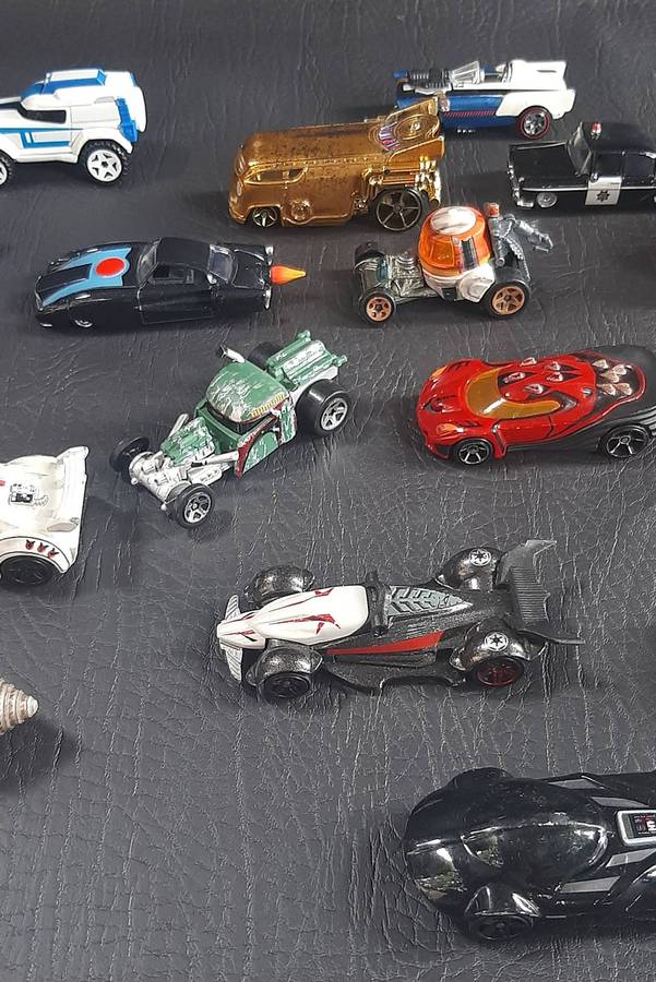 HOT WHEELS COLLECTORS LOT  18 VEHICLES OF SPEED, STYLE & FANTASY
