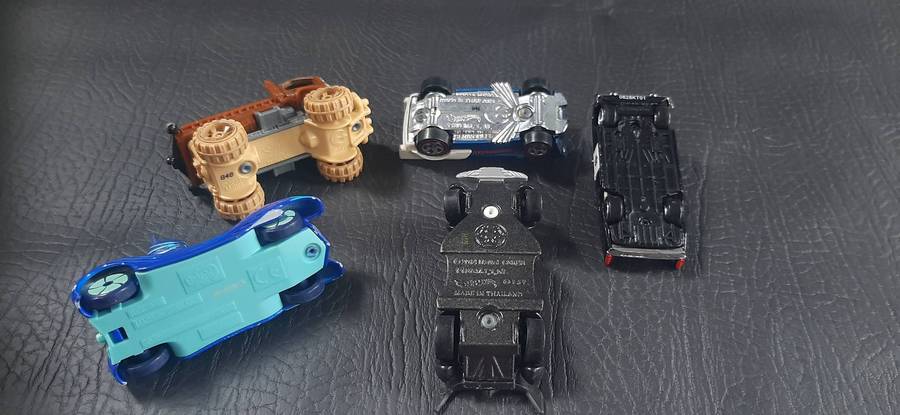 HOT WHEELS COLLECTORS LOT  18 VEHICLES OF SPEED, STYLE & FANTASY