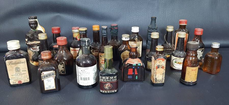 VINTAGE BROWN GLASS MINIATURE LIQUOR BOTTLES  BAR DISPLAY LOT OF 25