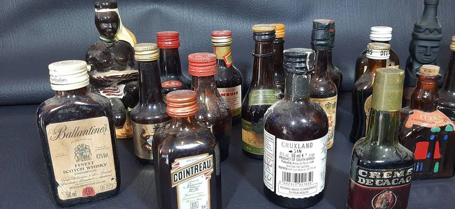 VINTAGE BROWN GLASS MINIATURE LIQUOR BOTTLES  BAR DISPLAY LOT OF 25