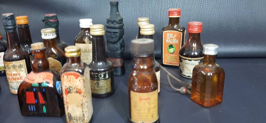 VINTAGE BROWN GLASS MINIATURE LIQUOR BOTTLES  BAR DISPLAY LOT OF 25