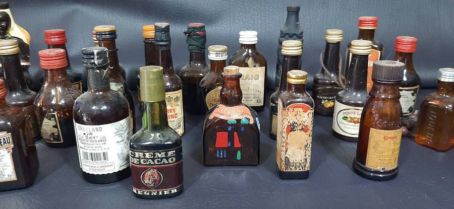 VINTAGE BROWN GLASS MINIATURE LIQUOR BOTTLES  BAR DISPLAY LOT OF 25