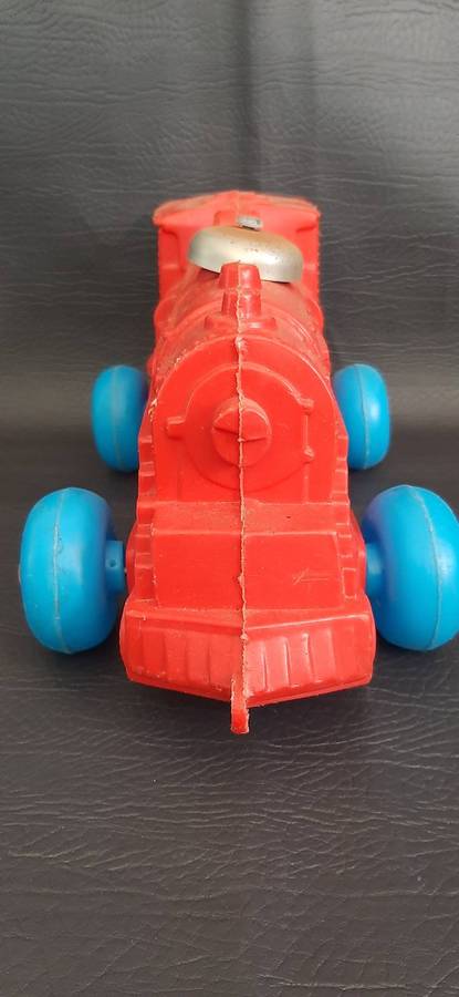 EARLY 1980s PRIMA TOYS PULL-ALONG TRAIN  RED ENGINE WITH BLUE WHEELS