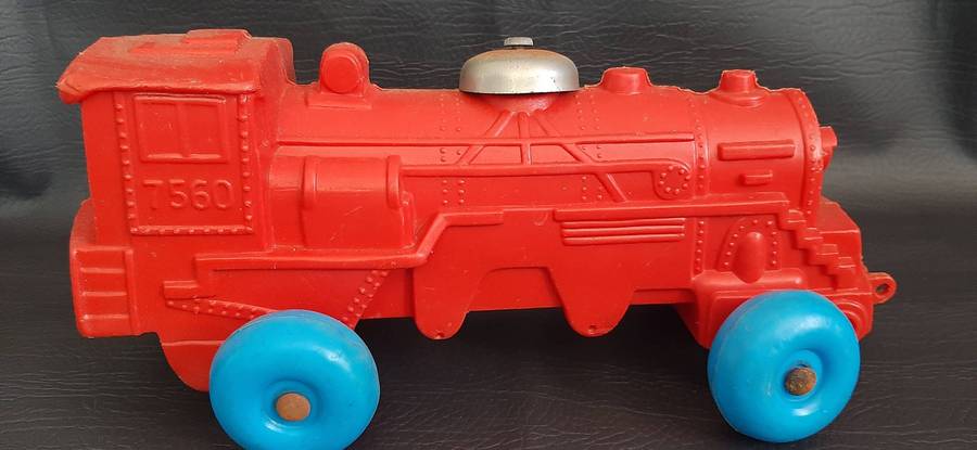 EARLY 1980s PRIMA TOYS PULL-ALONG TRAIN  RED ENGINE WITH BLUE WHEELS