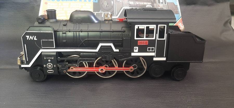 VINTAGE 1980s BATTERY-OPERATED LOCOMOTIVE (38cm x 9cm x 14cm)  SOUND LOCOMOTIVE WITH MYSTERY ACTION