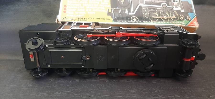 VINTAGE 1980s BATTERY-OPERATED LOCOMOTIVE (38cm x 9cm x 14cm)  SOUND LOCOMOTIVE WITH MYSTERY ACTION